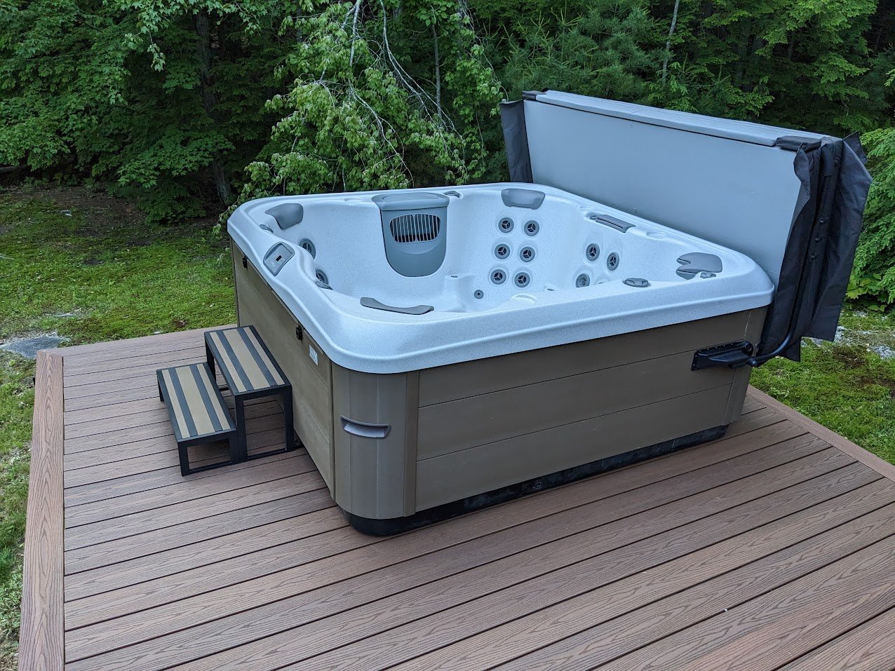 Outdoor hot tub delivered in Franklin 